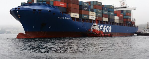 Carguero de contenedores del grupo logístioco ruso Fesco en Vladivostok - Sputnik Mundo