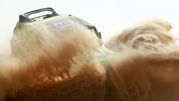 Imagen referencial de un todoterreno compitiendo en el Dakar 2009 - Sputnik Mundo