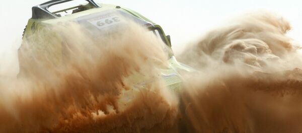 Imagen referencial de un todoterreno compitiendo en el Dakar 2009 - Sputnik Mundo
