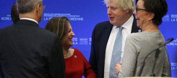 Chrystia Freeland y Boris Johnson, cancilleres de Canadá y del Reino unido durante el encuentro en Vancouver - Sputnik Mundo