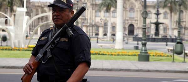 Un agente de policía peruano - Sputnik Mundo