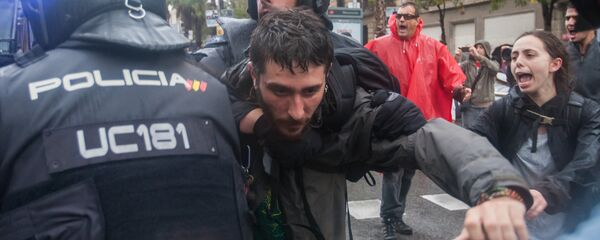 Choques entre la policía y los participantes del referendum en Cataluña - Sputnik Mundo