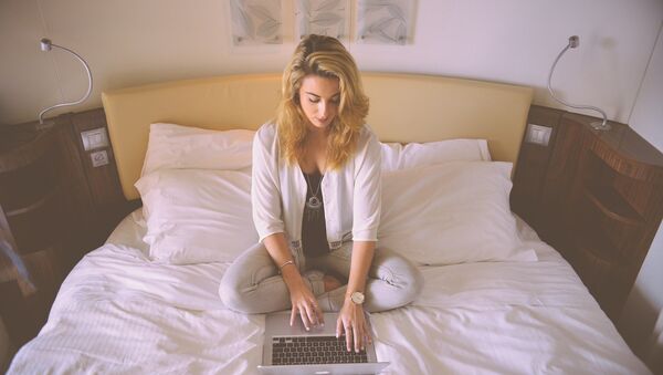 Una joven con su portatil (imagen referencial) - Sputnik Mundo