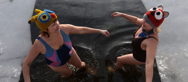 Los ortodoxos rusos celebran la Epifanía con un chapuzón en las aguas heladas - Sputnik Mundo