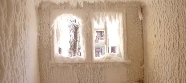 La magia del frío congela una casa entera en Rusia La magia del frío congela una casa entera en Rusia - Sputnik Mundo