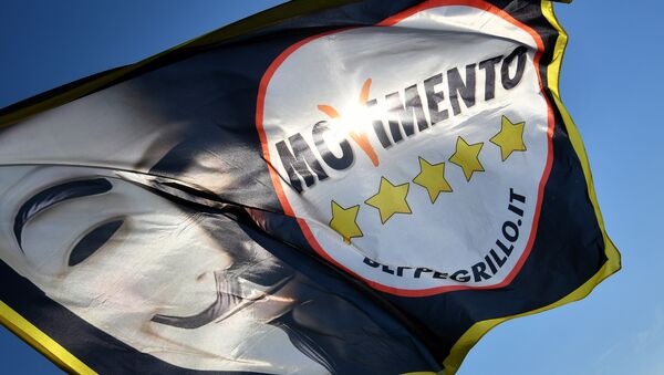 La bandera de la organización italiana Movimiento 5 Estrellas (M5S) - Sputnik Mundo