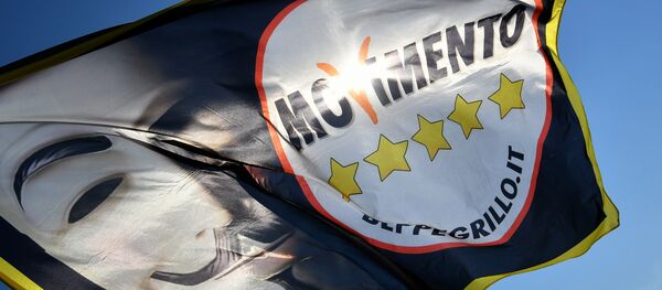 La bandera de la organización italiana Movimiento 5 Estrellas (M5S) - Sputnik Mundo