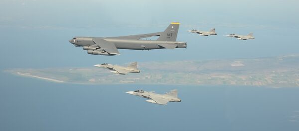 Los cazas Gripen escoltan un bombardero B-52 durante los ejercicios en el Báltico (archivo; septiembre de 2017) - Sputnik Mundo