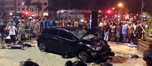 El vehículo que atropelló a una multitud en la playa de Copacabana - Sputnik Mundo