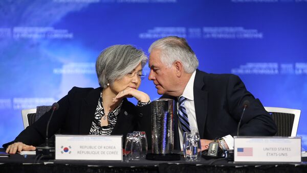 La ministra de Relaciones Exteriores de Corea del Sur, Kang Kyung-wha, y el Secretario de Estado de EEUU, Rex Tillerson, durante la reunión en Vancouver - Sputnik Mundo