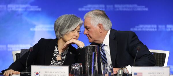 La ministra de Relaciones Exteriores de Corea del Sur, Kang Kyung-wha, y el Secretario de Estado de EEUU, Rex Tillerson, durante la reunión en Vancouver - Sputnik Mundo