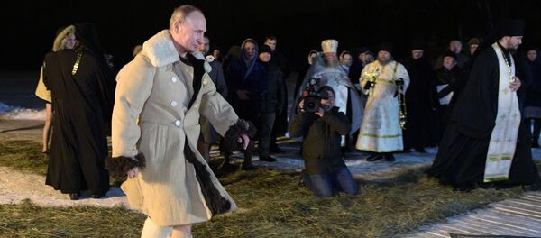 El baño de Epifanía: los rusos siguen el ejemplo de Putin - Sputnik Mundo