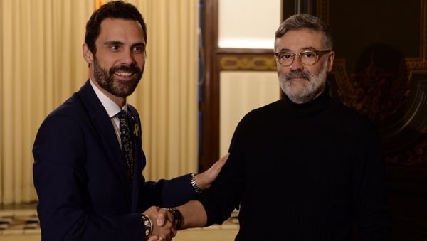 El presidente del Parlamento catalán, Roger Torrent, con el líder de la Candidatura d'Unitat Popular (CUP), Carles Riera El presidente del Parlamento catalán, Roger Torrent, con el líder de la Candidatura d'Unitat Popular (CUP), Carles Riera - Sputnik Mundo