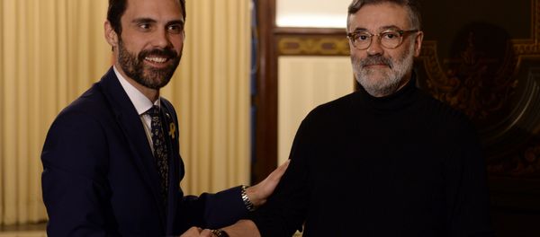 El presidente del Parlamento catalán, Roger Torrent, con el líder de la Candidatura d'Unitat Popular (CUP), Carles Riera - Sputnik Mundo