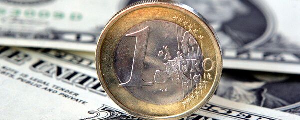 Éuro y dólar  - Sputnik Mundo