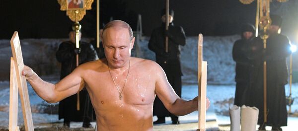 El presidente de Rusia, Vladímir Putin, festeja La Epifanía en el lago Seliguer la noche del 19 de enero de 2018 - Sputnik Mundo