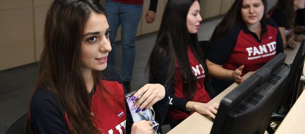 Voluntarias en el centro de emisión de los 'pasaportes' de los hinchas de la Copa Mundial 2018, en Sochi - Sputnik Mundo