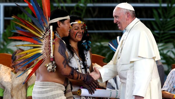 Papa Francisco durante su reunion con representantes indígenas en Puerto Maldonado - Sputnik Mundo