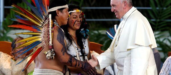 Papa Francisco durante su reunion con representantes indígenas en Puerto Maldonado - Sputnik Mundo