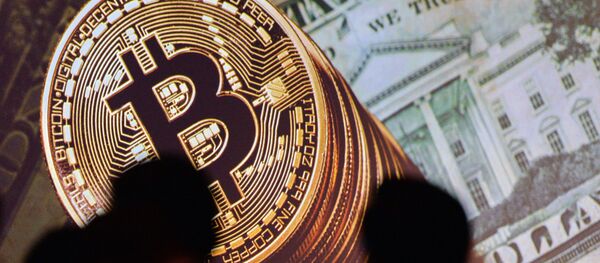 Bitcóin y dólares de EEUU (imagen referencial) - Sputnik Mundo
