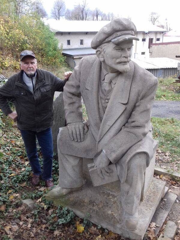 Manfred Wagner junto a su escultura de Lenin - Sputnik Mundo