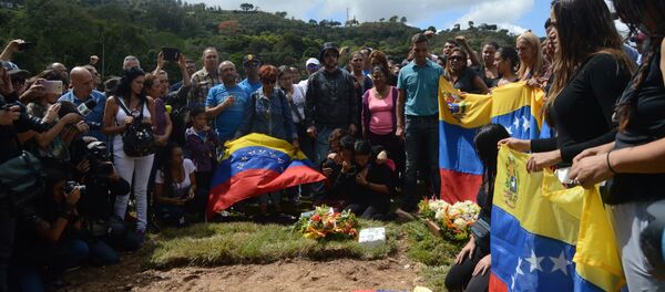 Familiares despidieron a Abram Agostini y José Luis Díaz Pimentel a cinco días de su muerte en el operativo para la captura del policía sublevado Óscar Pérez - Sputnik Mundo