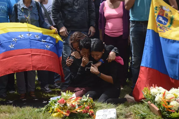 Familiares despidieron a Abram Agostini y José Luis Díaz Pimentel a cinco días de su muerte en el operativo para la captura del policía sublevado Óscar Pérez Familiares despidieron a Abram Agostini y José Luis Díaz Pimentel a cinco días de su muerte en el operativo para la captura del policía sublevado Óscar Pérez - Sputnik Mundo