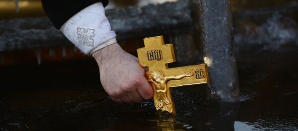 La antigua tradición ortodoxa de consagrar el agua durante la celebración de la Epifanía - Sputnik Mundo