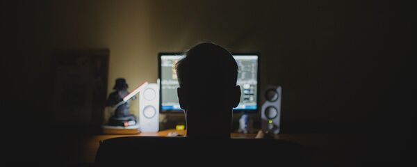 Una persona frente a una computadora - Sputnik Mundo