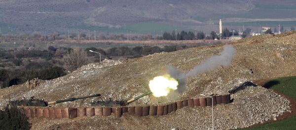 Artillería turca ataca posiciones kurdas en la región siria de Afrín, frontera entre Turquía y Siria, 19 de enero de 2018 - Sputnik Mundo