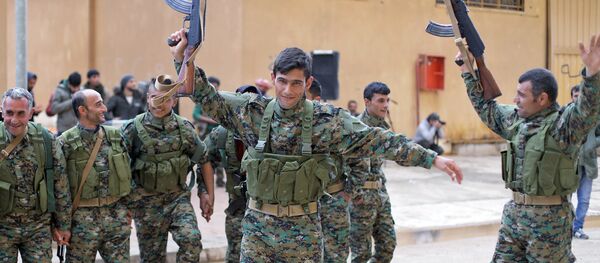 Tropas de las Unidades de Protección Popular (YPG) en la región de Afrín, Siria, 20 de enero de 2018 - Sputnik Mundo