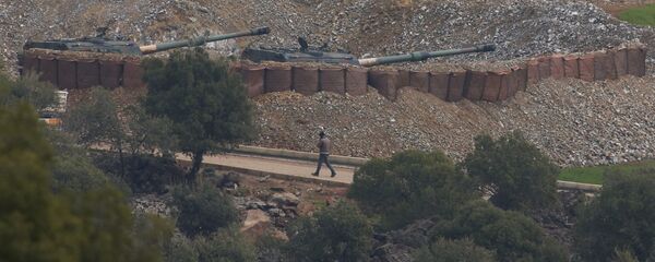 Artillería turca ataca posiciones kurdas en la frontera entre Turquía y Siria (archivo) Artillería turca ataca posiciones kurdas en la frontera entre Turquía y Siria (archivo) - Sputnik Mundo