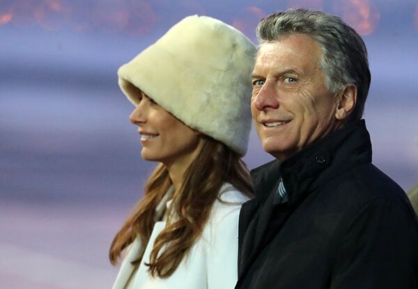 Mauricio Macri, presidente de Argentina, llega a Rusia junto a su esposa Juliana Awada Mauricio Macri, presidente de Argentina, llega a Rusia junto a su esposa Juliana Awada - Sputnik Mundo