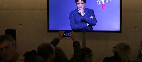 El expresidente del Gobierno catalán, Carles Puigdemont, en la pantalla de una tele - Sputnik Mundo