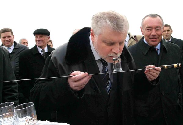 El expresidente del Consejo de la Federación —Cámara Alta del Parlamento—Serguéi Mirónov bebe un vaso de vodka a la manera cosaca —de una espada 'shashka'— durante su visita a la región de Rostov en 2005 - Sputnik Mundo