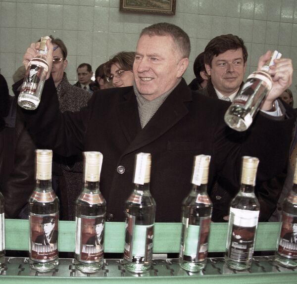 El presidente del Partido Liberal Demócrata (LDPR), Vladímir Zhirinovski, presenta en 2001 una línea de vodka que lleva su nombre - Sputnik Mundo