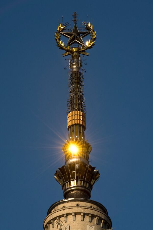 Aguja del edificio principal de la Universidad Estatal de Moscú - Sputnik Mundo
