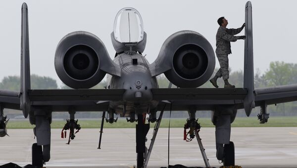 Un tripulante estadounidense prepara el A-10 Thunderbolt II para un vuelo - Sputnik Mundo