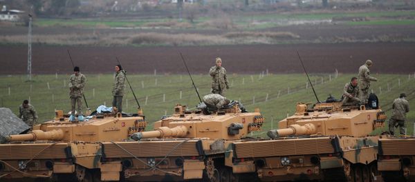 Soldados turcos en la frontera entre Turquía y Siria Soldados turcos en la frontera entre Turquía y Siria - Sputnik Mundo