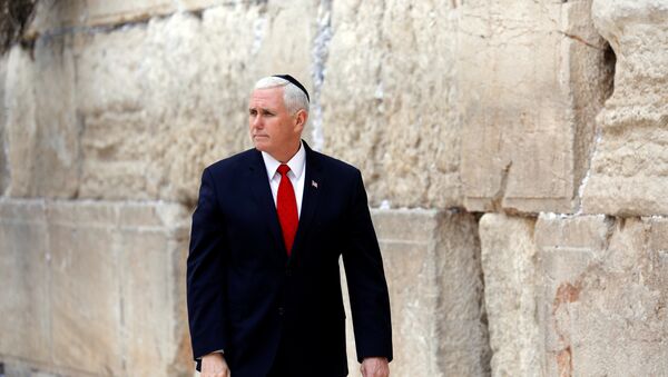 Mike Pence, el vicepresidente de Estados Unidos durante su visita de 48 horas a Israel - Sputnik Mundo