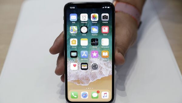 Un iPhone X con iOS (archivo) - Sputnik Mundo