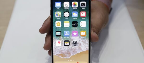 Un iPhone X con iOS (archivo) - Sputnik Mundo
