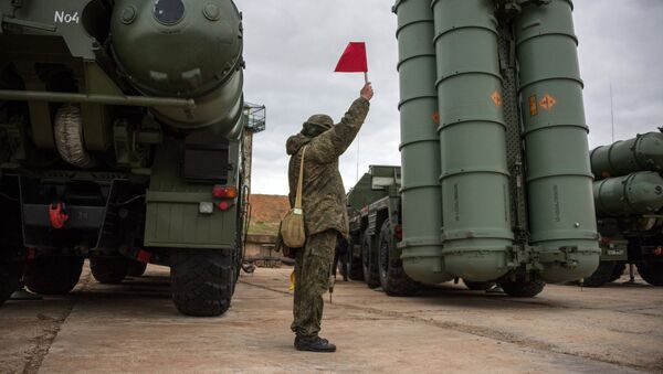 Un soldado ruso junto al sistema de defensa antiaérea ruso S-400 Triumf (imagen referencial) - Sputnik Mundo