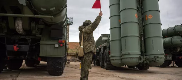 Un soldado ruso junto al sistema de defensa antiaérea ruso S-400 Triumf (imagen referencial) Un soldado ruso junto al sistema de defensa antiaérea ruso S-400 Triumf (imagen referencial) - Sputnik Mundo