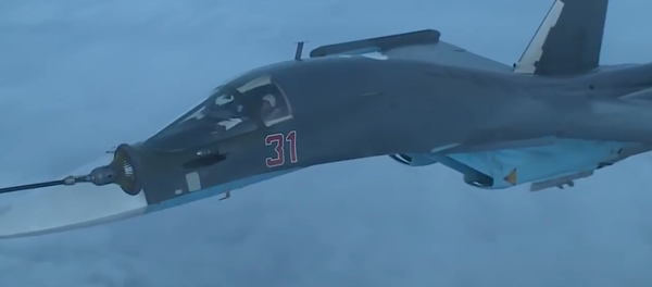 Los pilotos rusos de los Su-34 realizan una difícil maniobra de repostaje - Sputnik Mundo