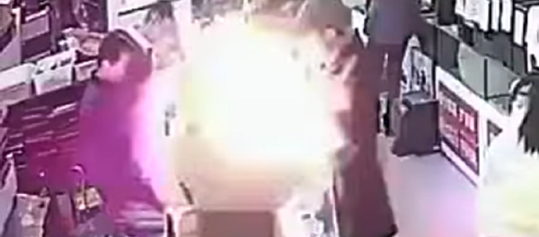 ¡No lo intentes en casa! Un chino muerde un iPhone y esto es lo que le pasa ¡No lo intentes en casa! Un chino muerde un iPhone y esto es lo que le pasa - Sputnik Mundo