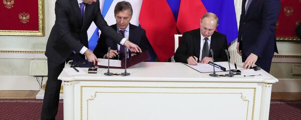 El presidente argentino, Mauricio Macri, y el presidente ruso, Vladímir Putin - Sputnik Mundo