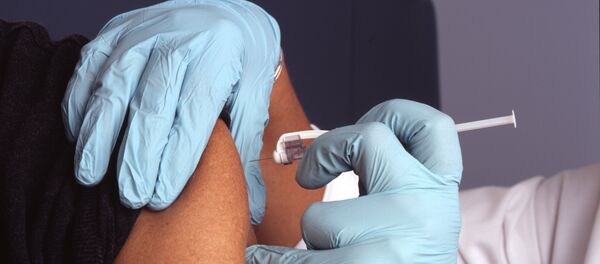 Una enfermera administra una vacuna - Sputnik Mundo