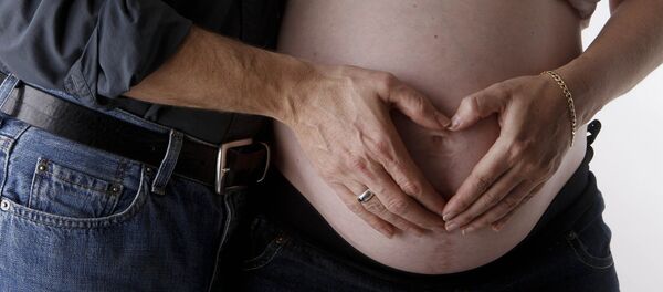 Mujer embarazada y su pareja - Sputnik Mundo