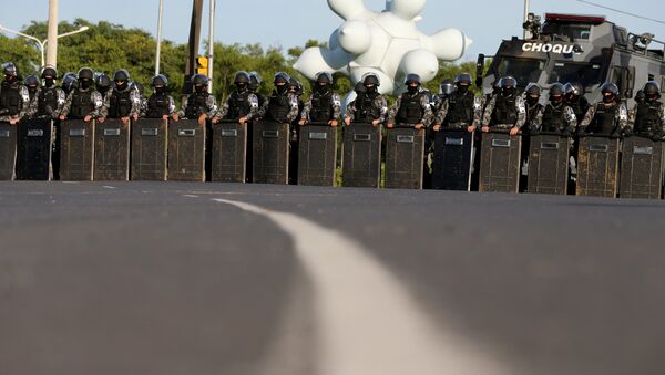 Policía antidisturbios en la ciudad de Porto Alegre desplazada por el juicio contra el expresidente Lula da Silva - Sputnik Mundo